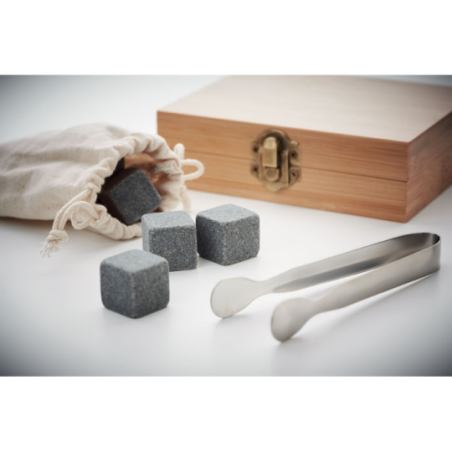 Coffret personnalisé en bambou avec 9 cubes-glaçons en pierre DUNDALK Coffret personnalisé en bambou avec 9 cubes-glaçons en pierre DUNDALK