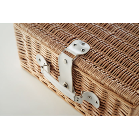 Panier pique-nique personnalisé pour 4 personnes en osier Panier pique-nique personnalisé pour 4 personnes en osier