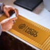 Tapis de comptoir personnalisé en thermo-plastique imprimé numériquement (3 tailles au choix) - Daikiri Tapis de comptoir personnalisé en thermo-plastique imprimé numériquement (3 tailles au choix) - Daikiri
