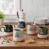 Mug personnalisable en céramique design à blocs de couleur Atlas Mug personnalisable en céramique design à blocs de couleur Atlas