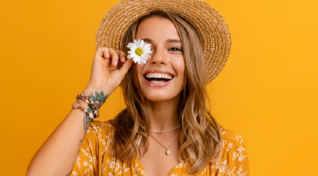 Femme avec un chapeau inspirant l'été