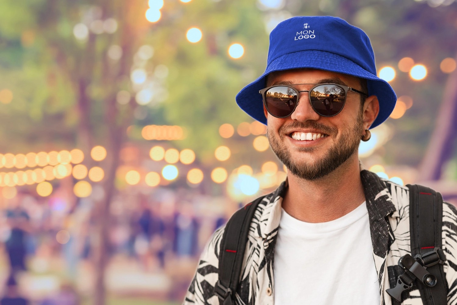 Jeune homme portant un bob personnalisé lors d'un festival