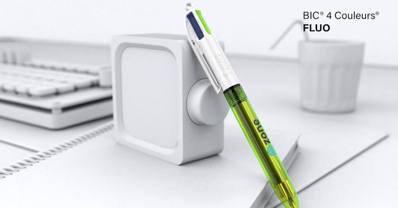 Photo mettant en avant le stylo bic 4 couleurs personnalisable "Fluo" qui reprend les couleurs d'encres classiques mais avec en plus une pointe à encre jaune fluo