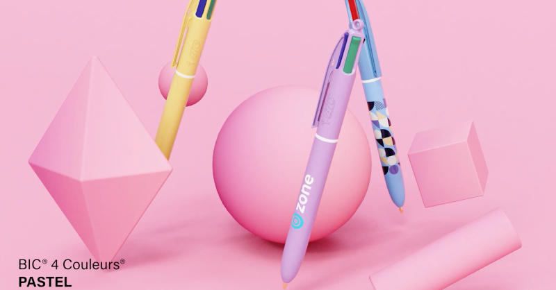 Photo de l'iconique Stylo BIC 4 couleurs mais décliné dans sont modèle "Pastel". Personnalisable à votre image, venez apposer votre logo sur ces coloris très tendances.
